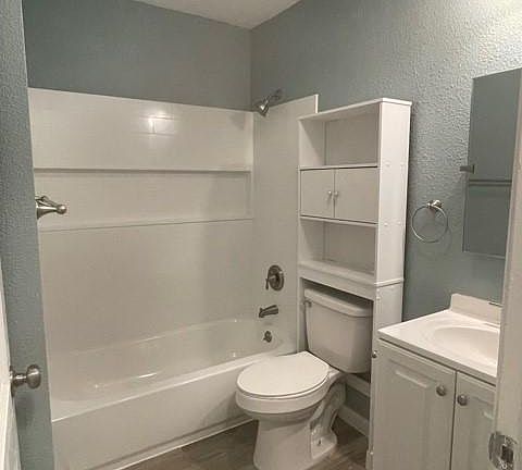 5th image of 2110 Lamar St