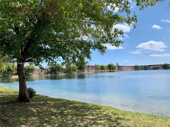 270 NE 191st St APT 105, Miami, FL 33179