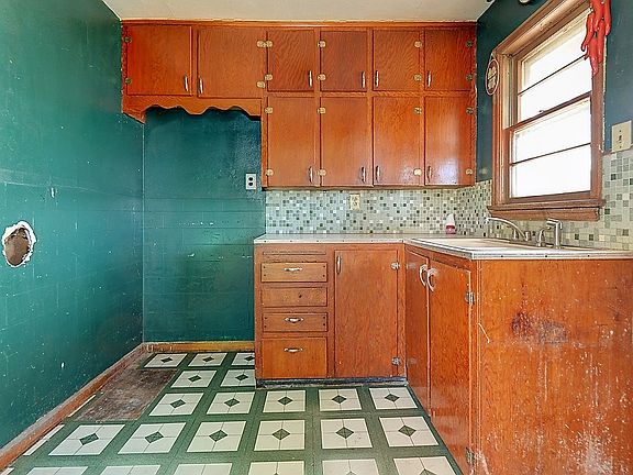 4th image of 634 S 81st St