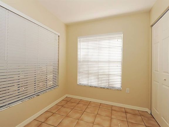 3rd image of 923 Sandywood Dr