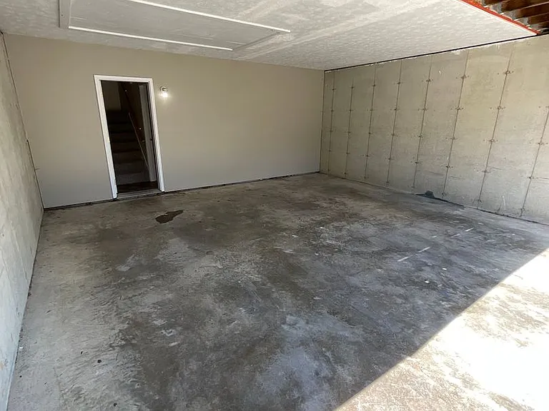 320 E 10th St — Photo 14