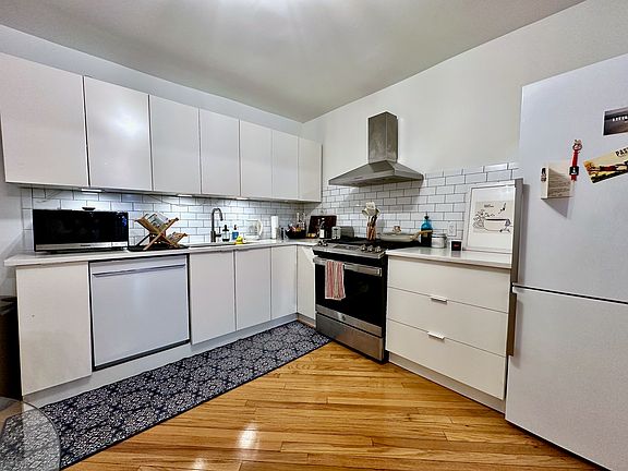 4th image of 22 Linden St Floor 1
