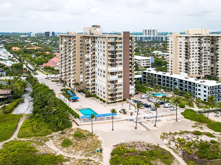 2000 S Ocean Blvd — Photo 40