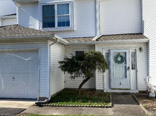 4 S Pointe Cir, Tinton Falls, NJ