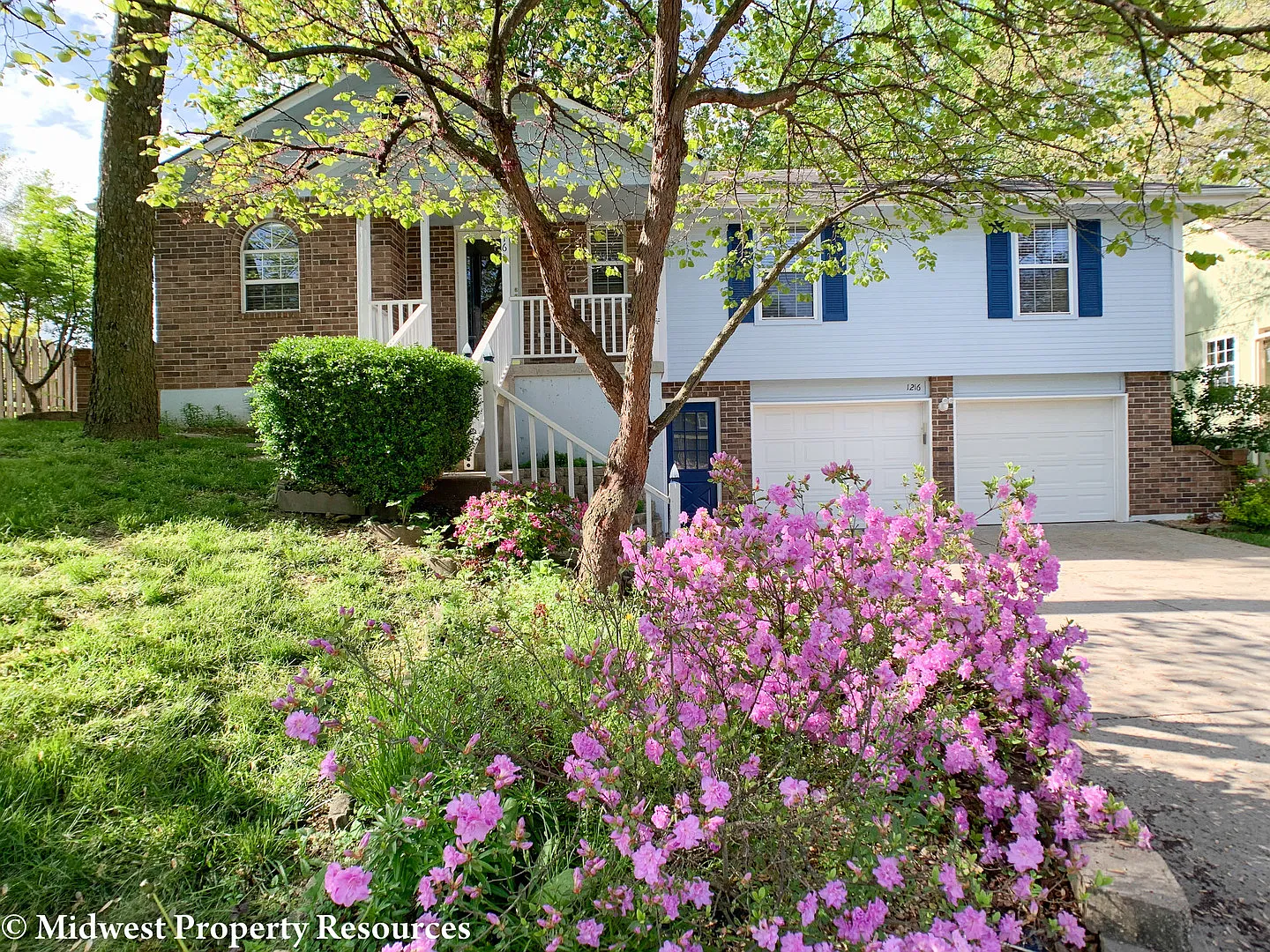 Crisp and Clean Raised Ranch in Blue Springs — Photo 2