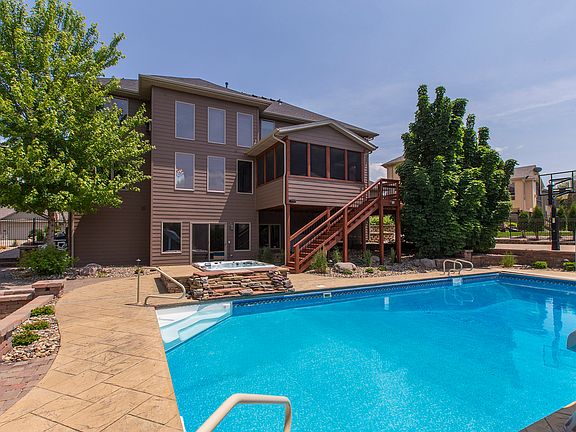 Pool & 1/2 ct. basketball