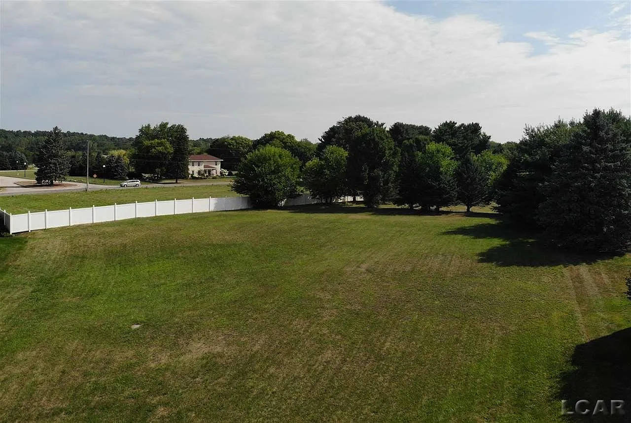 680 Stonecrest photo 1