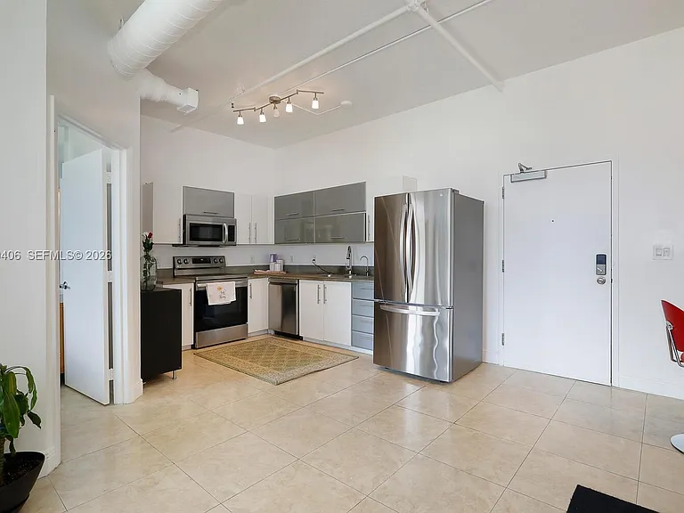 444 NE 30th St #502 — Photo 9