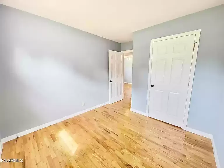 407 Glenoaks Dr — Photo 9