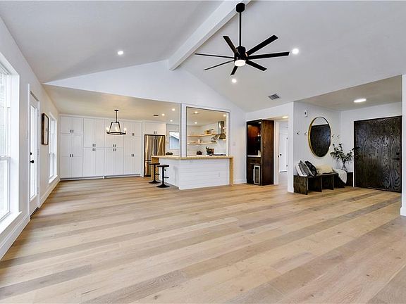 4th image of 4106 Oak Creek Dr
