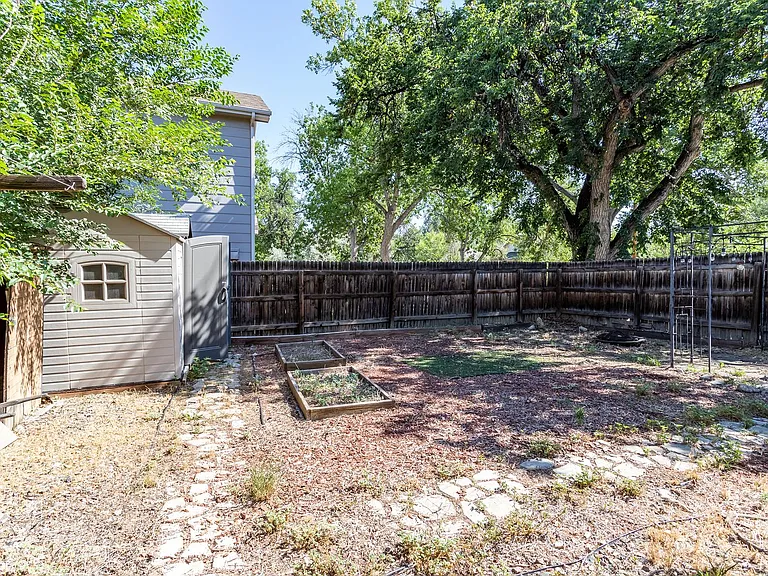 922 E High St — Photo 34
