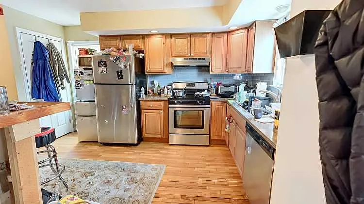 5 bed, 2.5 bath, $4,375 — Photo 2