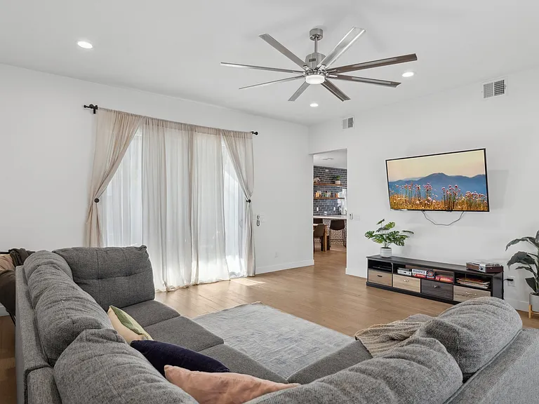 1923 E Monterey Way — Photo 6
