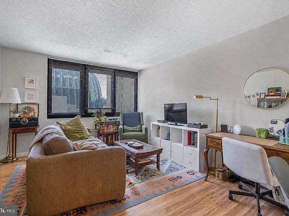 2nd image of 1420 Locust St APT 6M