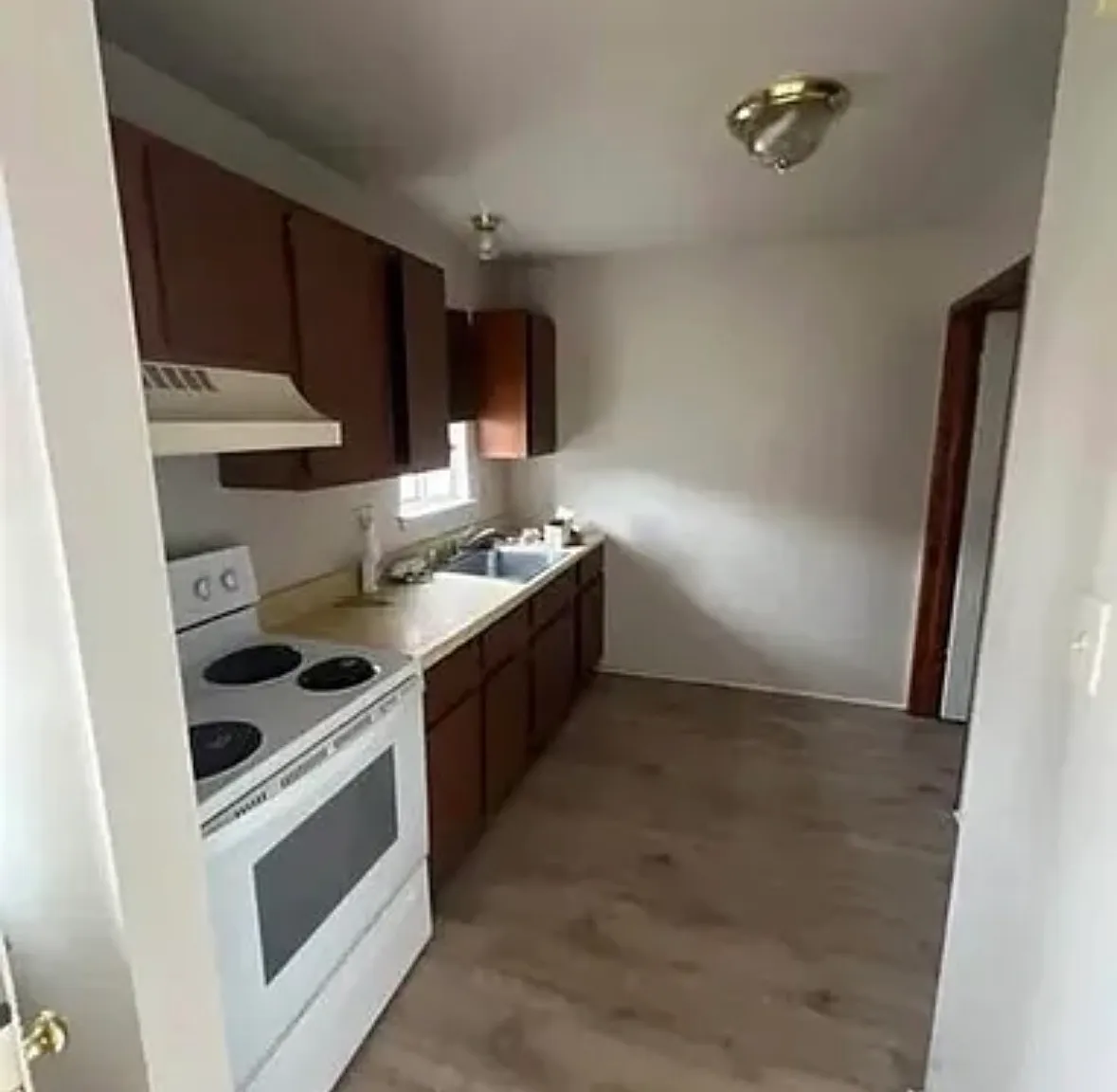 287 Riverbank St — Photo 4