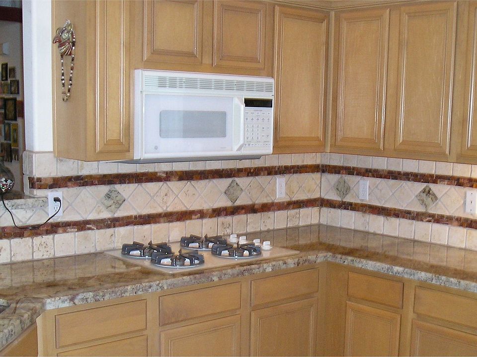 granite counters, tile b/s