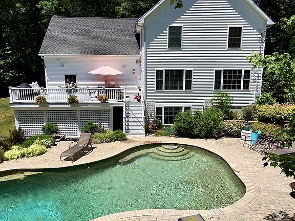 3rd image of 12 Stony Brook Dr