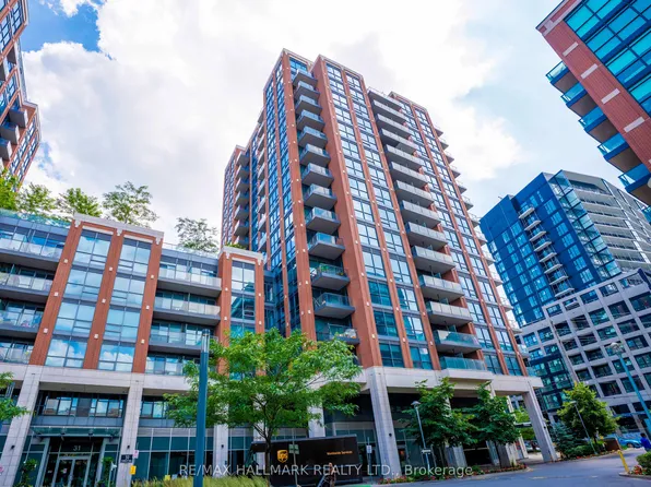 31 Tippett Rd #905, Toronto, ON M3H 0C8
