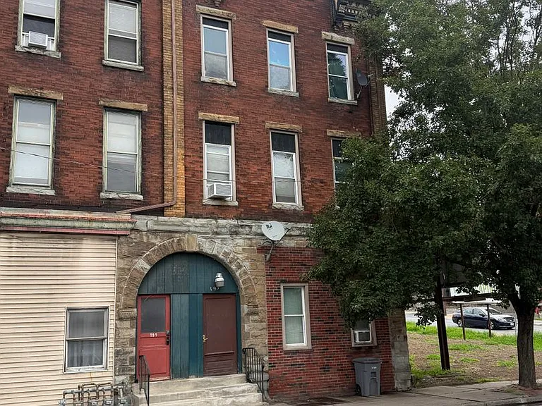 193 S Front St — Photo 1