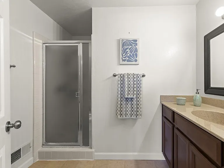 1811 Queen Victoria Way — Photo 25