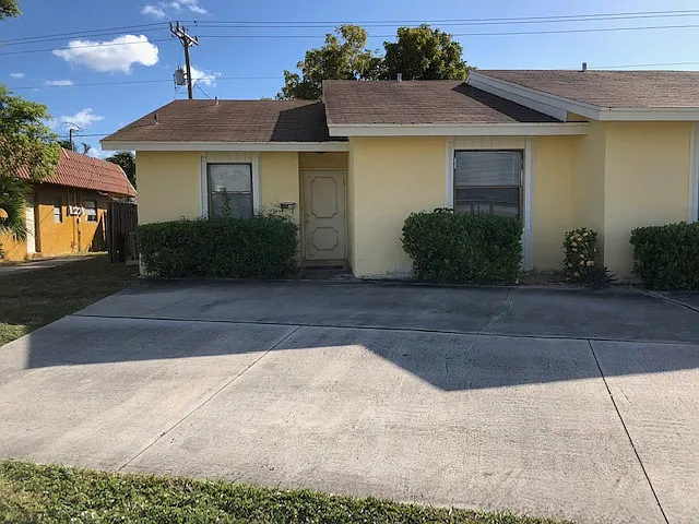 3146 N Dixie Hwy — Photo 1