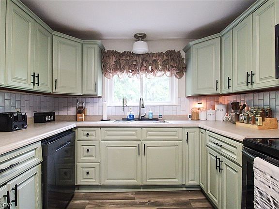 3rd image of 8248 Dawson Dr SE