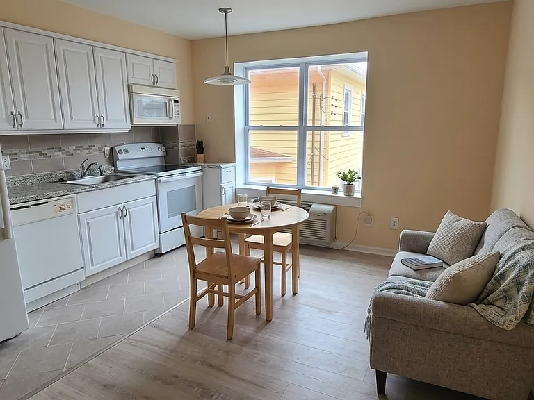 19 S Windsor Ave #B4 — Photo 3