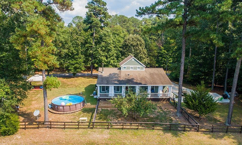 1st image of 811 Country Club Dr