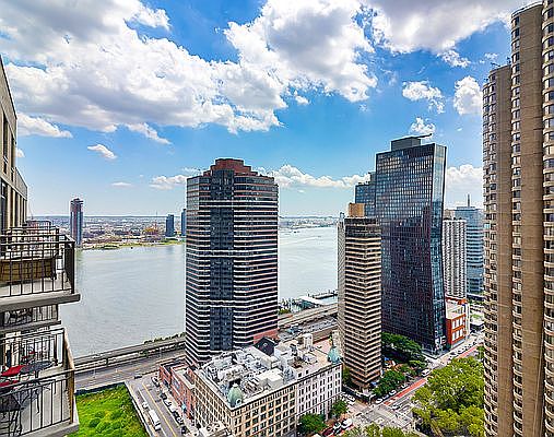 5th image of 330 E 39th St #37A