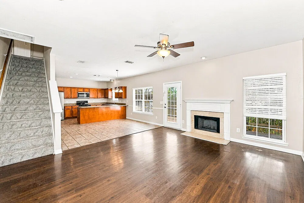 3 bed, 2.5 bath, 2142 sqft, $2,390 — Photo 4