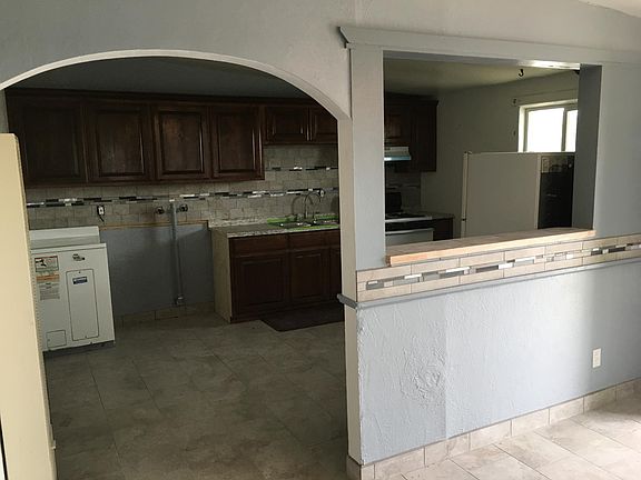 4th image of 1025 E Court Ave