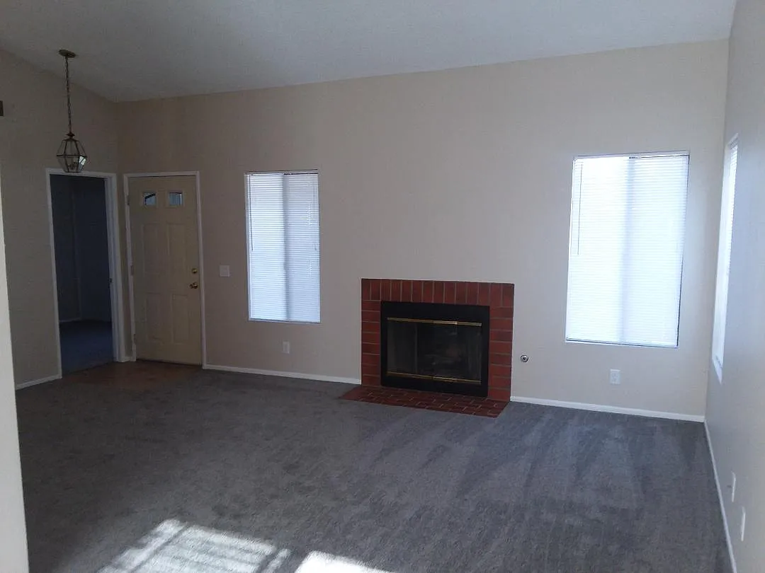 3 bed, 1352 sqft, $2,100 — Photo 2