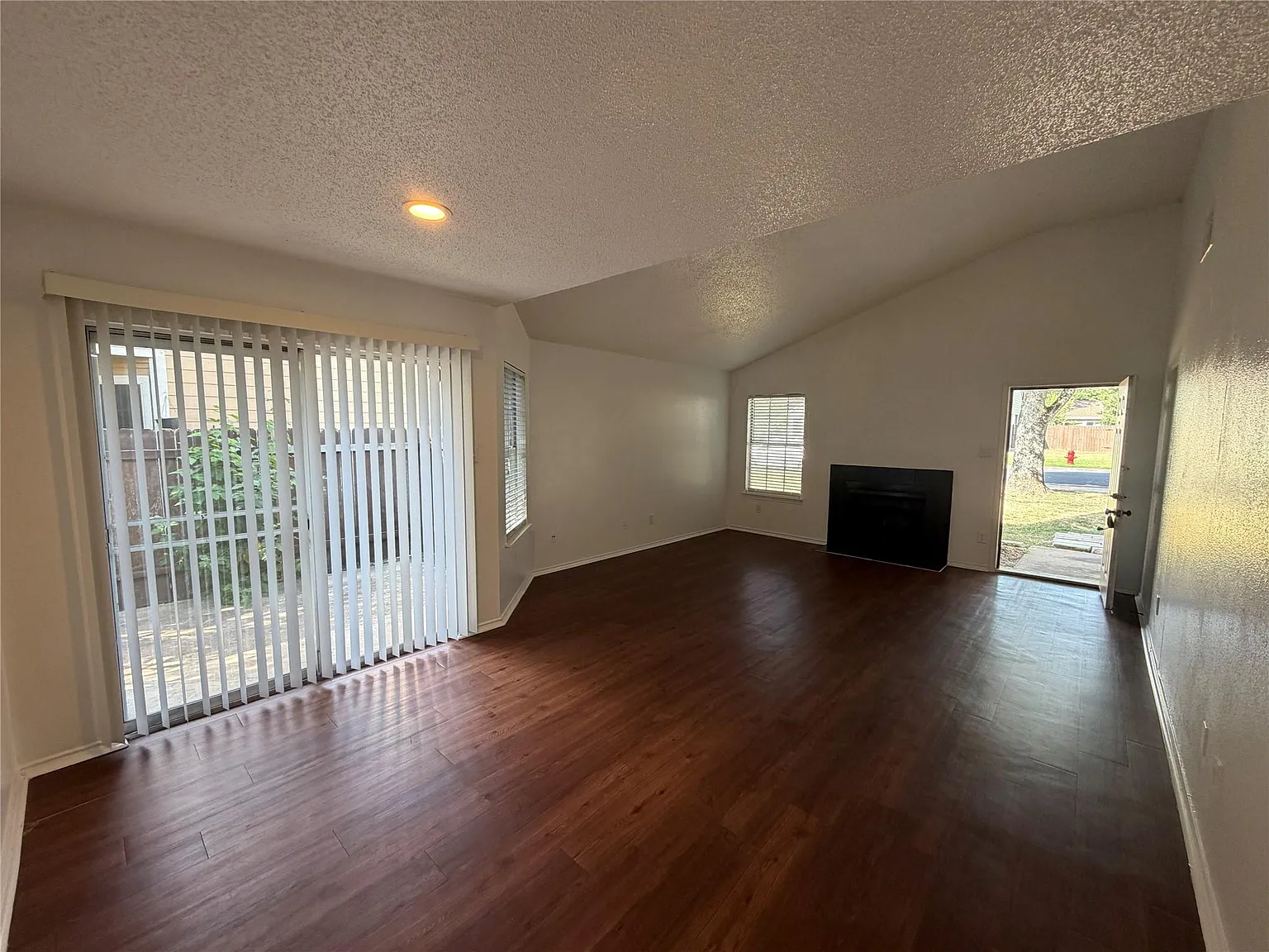 4 bed, 2.0 bath, 1203 sqft, $1,980 — Photo 3