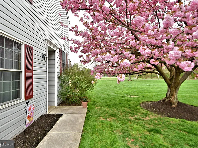 800 Beacon Ct — Photo 4