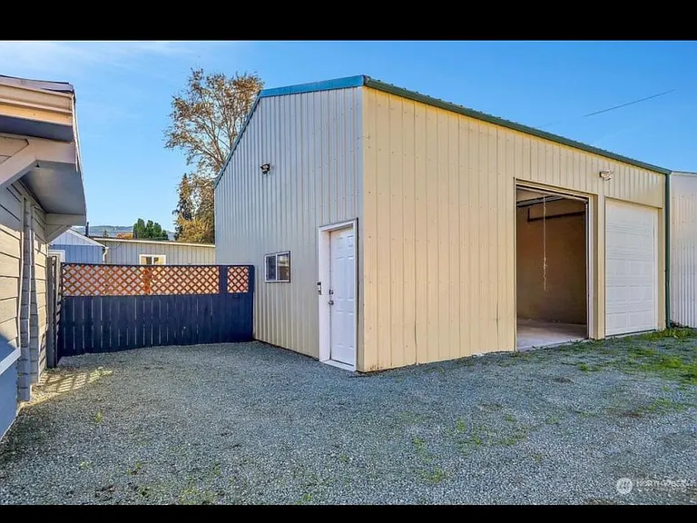 1110 Warner St — Photo 5