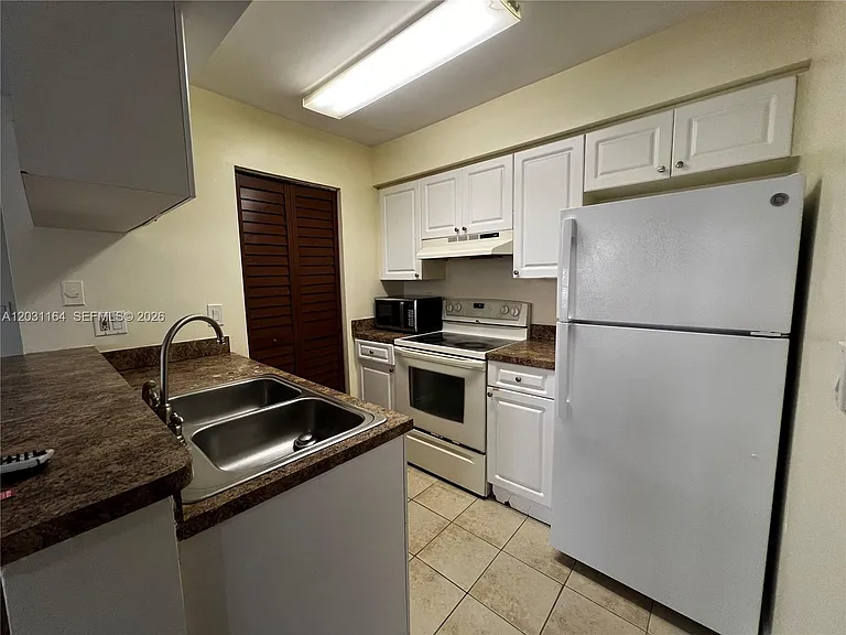 1239 SW 46th Ave #905 — Photo 4