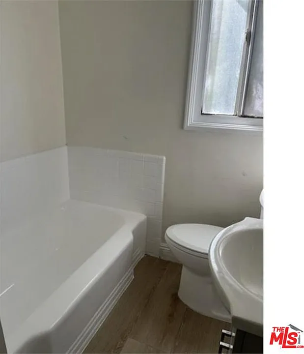 3 bed, 1.0 bath, 3000 sqft, $2,695 — Photo 3