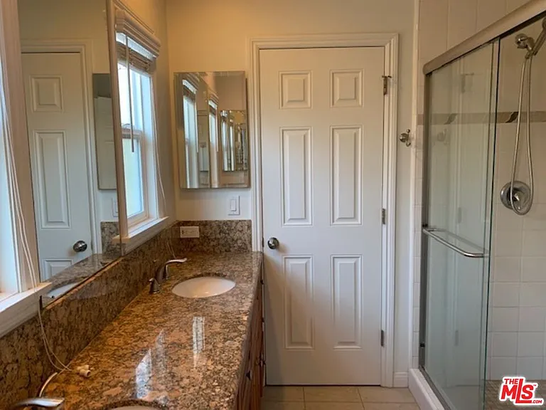 1305 W 37th Pl — Photo 9