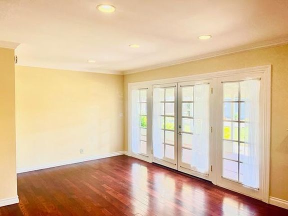 Dining room area with French doors
