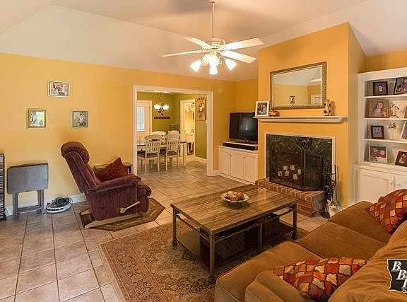 2nd image of 1305 E Camellia Dr