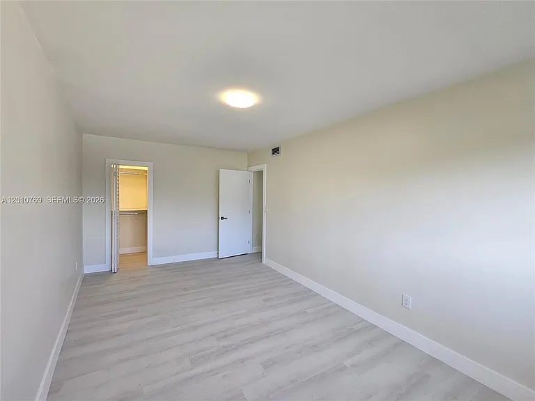 834 Raymond St — Photo 13