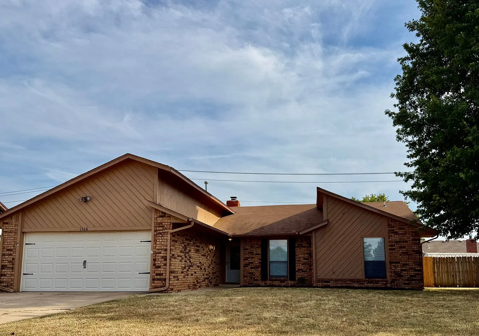 Spacious 3 Bedroom, 2 Bath Home in Moore! — Photo 1