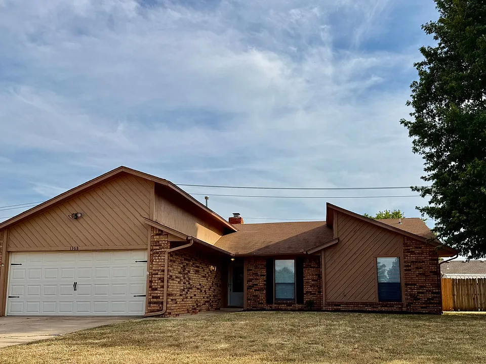 1368 W Cedarbrook Ln