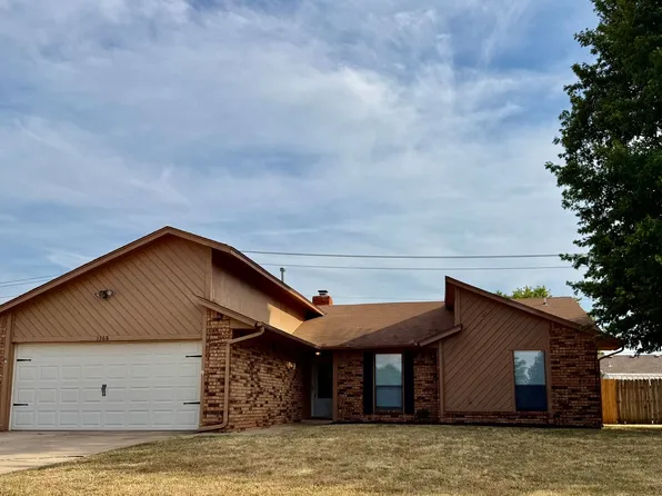 1368 W Cedarbrook Ln, Moore, OK 73170