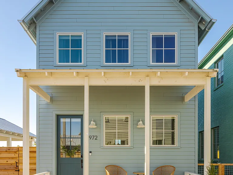 972 Hangar Dr — Photo 2