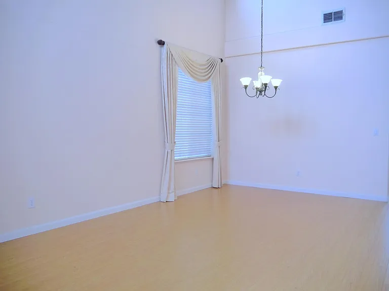 2442 Colby Ct — Photo 5