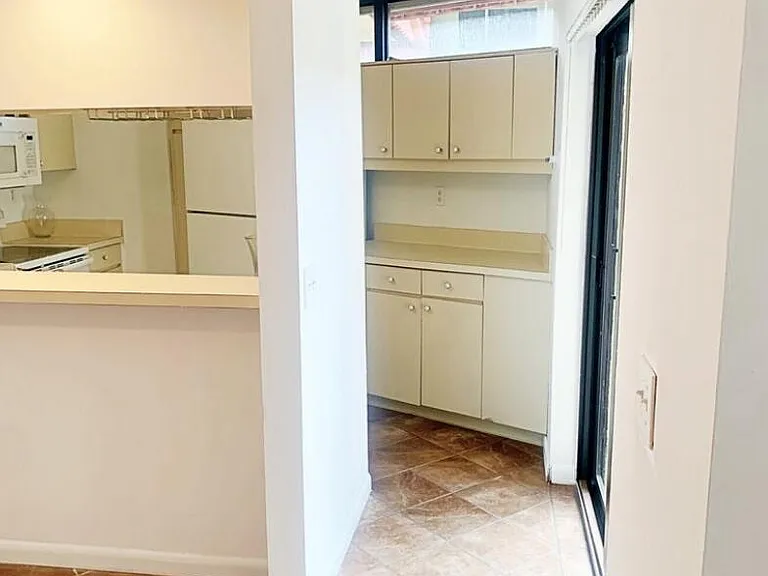 3915 Victoria Dr NE — Photo 25