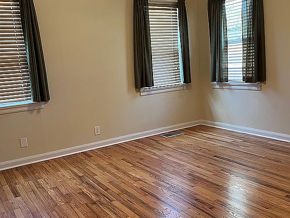 5th image of 108 Colonial Ave