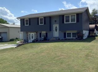 1145 Brooklane Dr, Carrollton, IL 62016