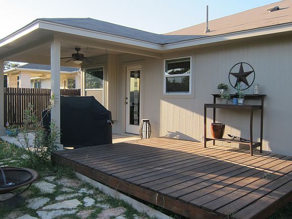 Entertain friends on the deck